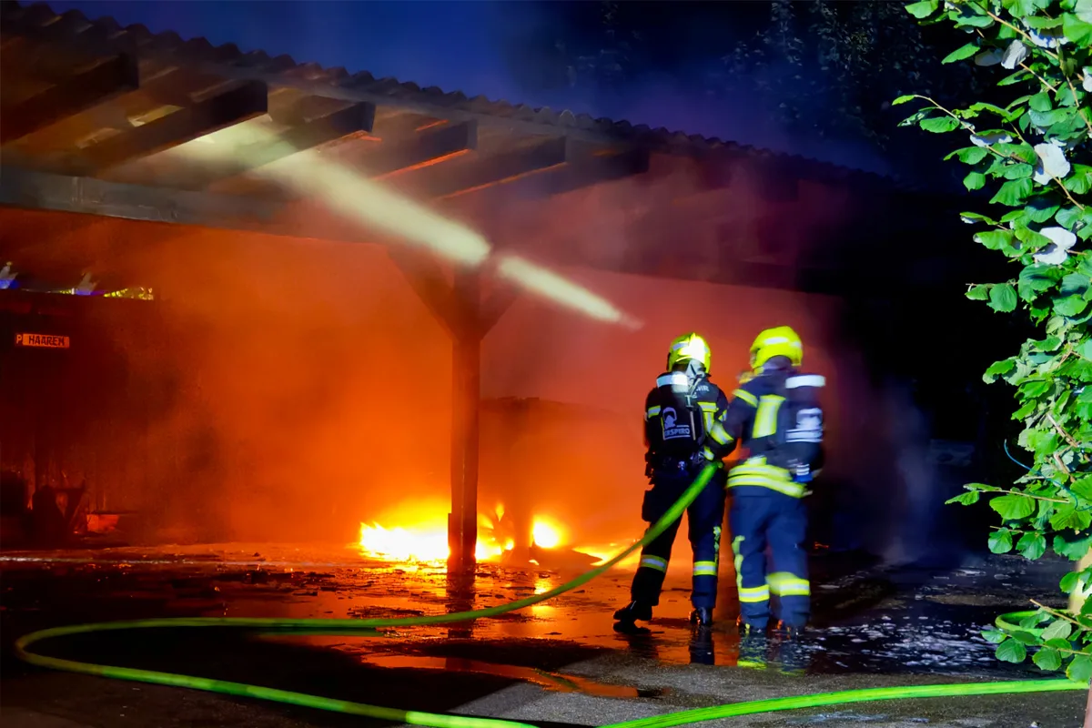 Hude NI – Carport in Vollbrand