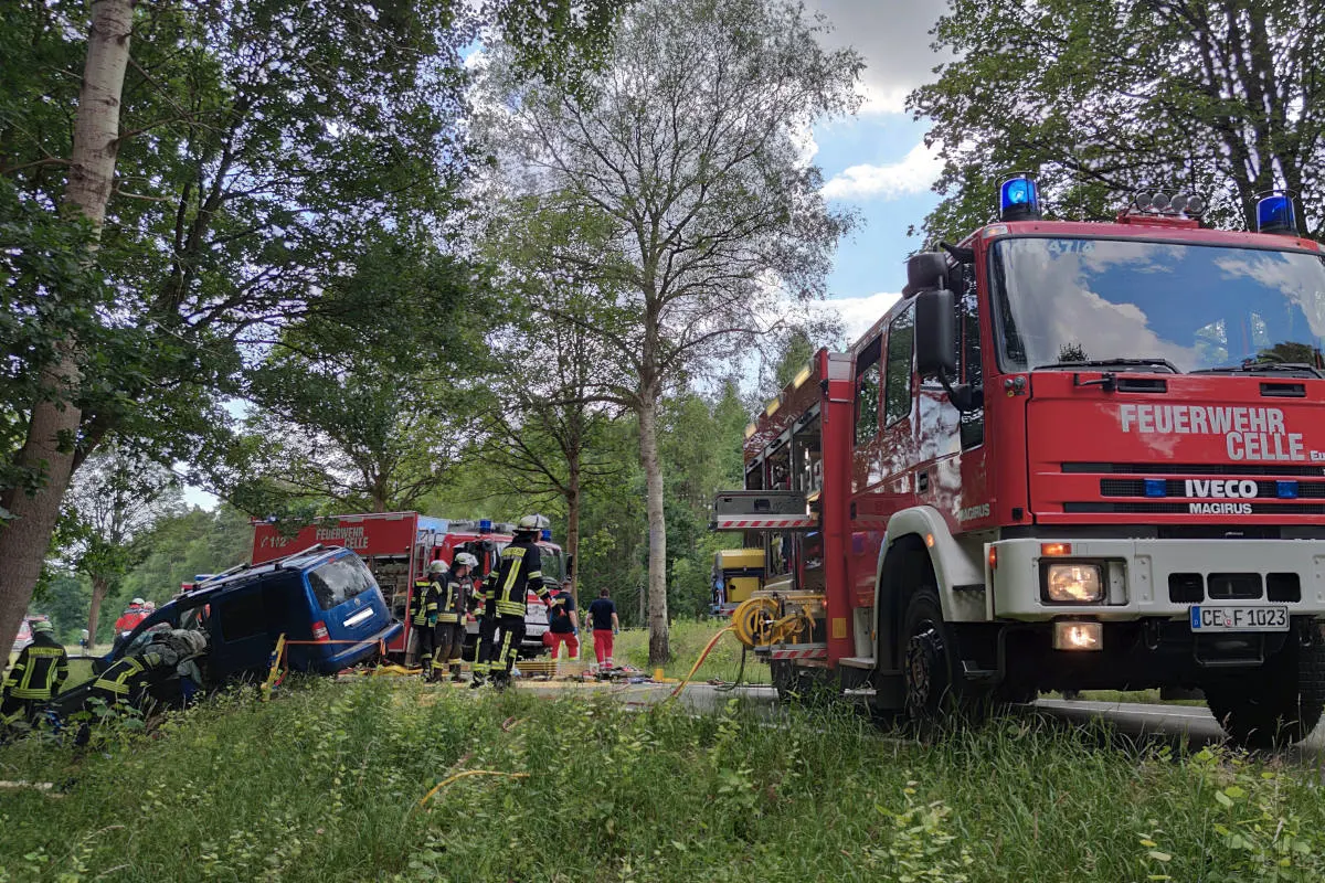 Celle – Verkehrsunfall mit eingeklemmter Person in Hustedt