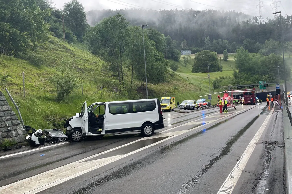 A13 Rongellen GR – Stau nach Unfall mit Kleinbus 