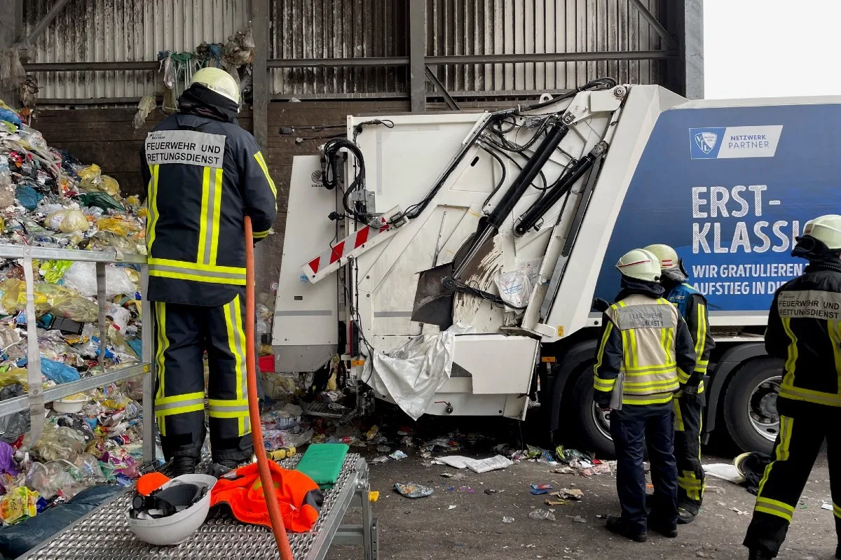 Bochum - Person mit Hand in Pressvorrichtung eines Müllsammelfahrzeuges eingeklemmt