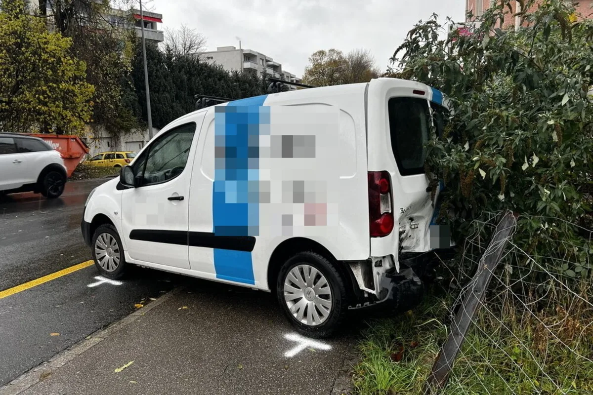 St.Gallen - Parkierter Lieferwagen rollt rückwärts weg