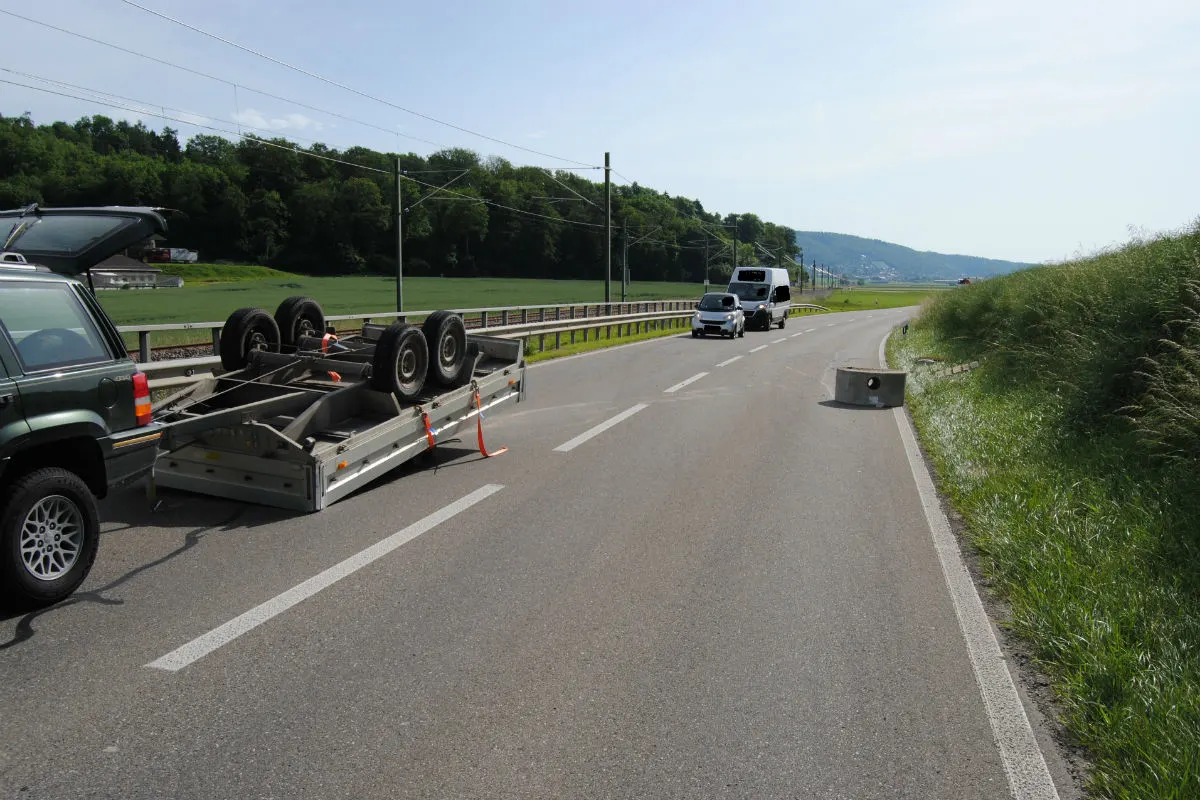 Neunkirch SH - Sachentransportanhänger kippt um 