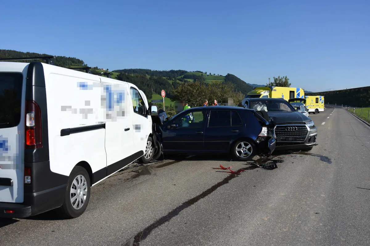 Heftiger Unfall in Lütisburg Station SG – Fahrunfähig Verkehrsunfall verursacht – drei Personen verletzt