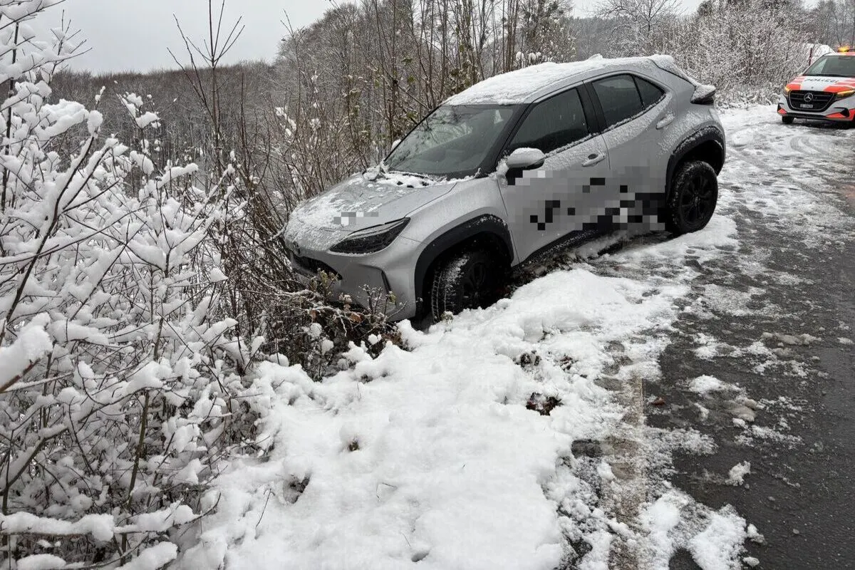 Mitlödi GL – Unfall auf schneebedeckter Strasse