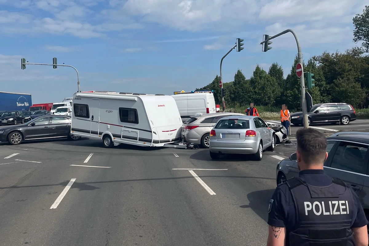 Düren NW – Verletzte Person bei Unfall von Pkw und Wohnwagengespann