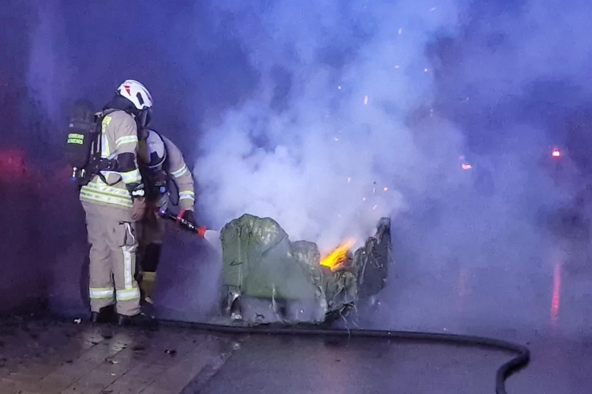 Hohenems – Container brennt neben Schulgebäude