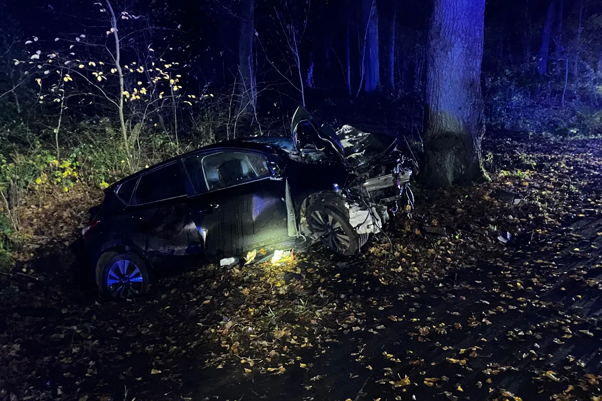 Paderborn NW – Zwei schwer Verletzte nach Kollision mit Baum