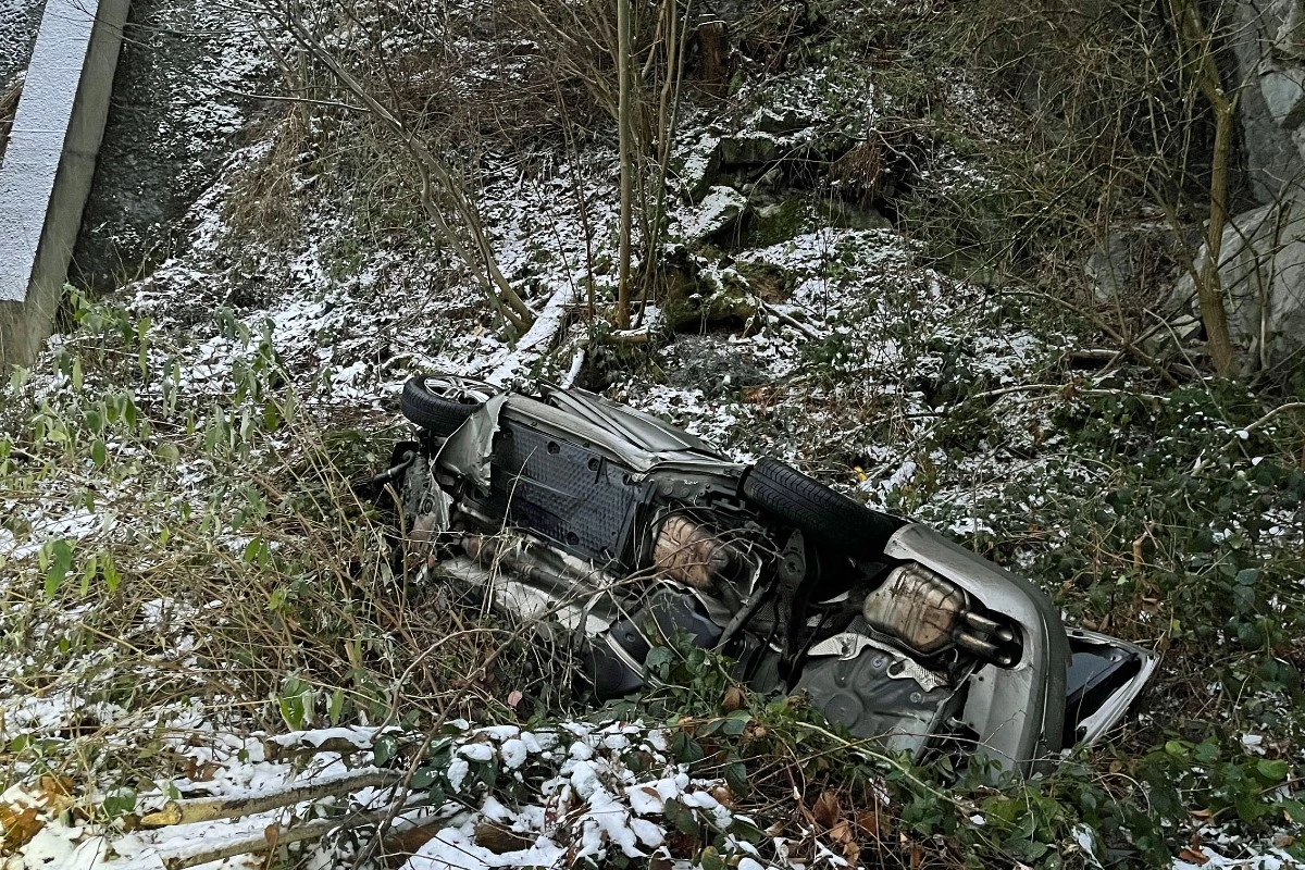Luzern - Auto stürzt über Felswand - Fahrer tot!