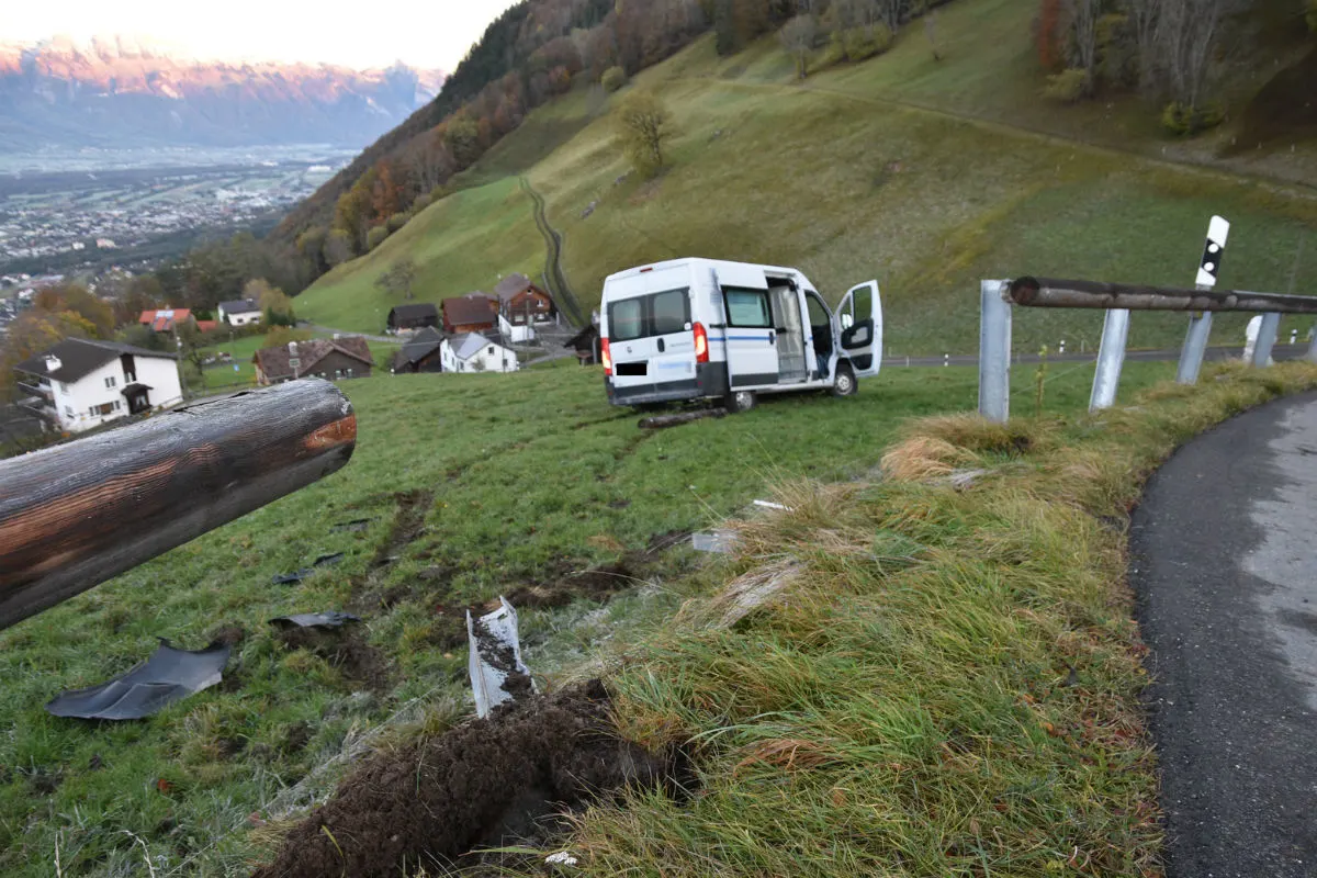 Triesenberg FL - Lenker verliert Beherrschung über Lieferwagen