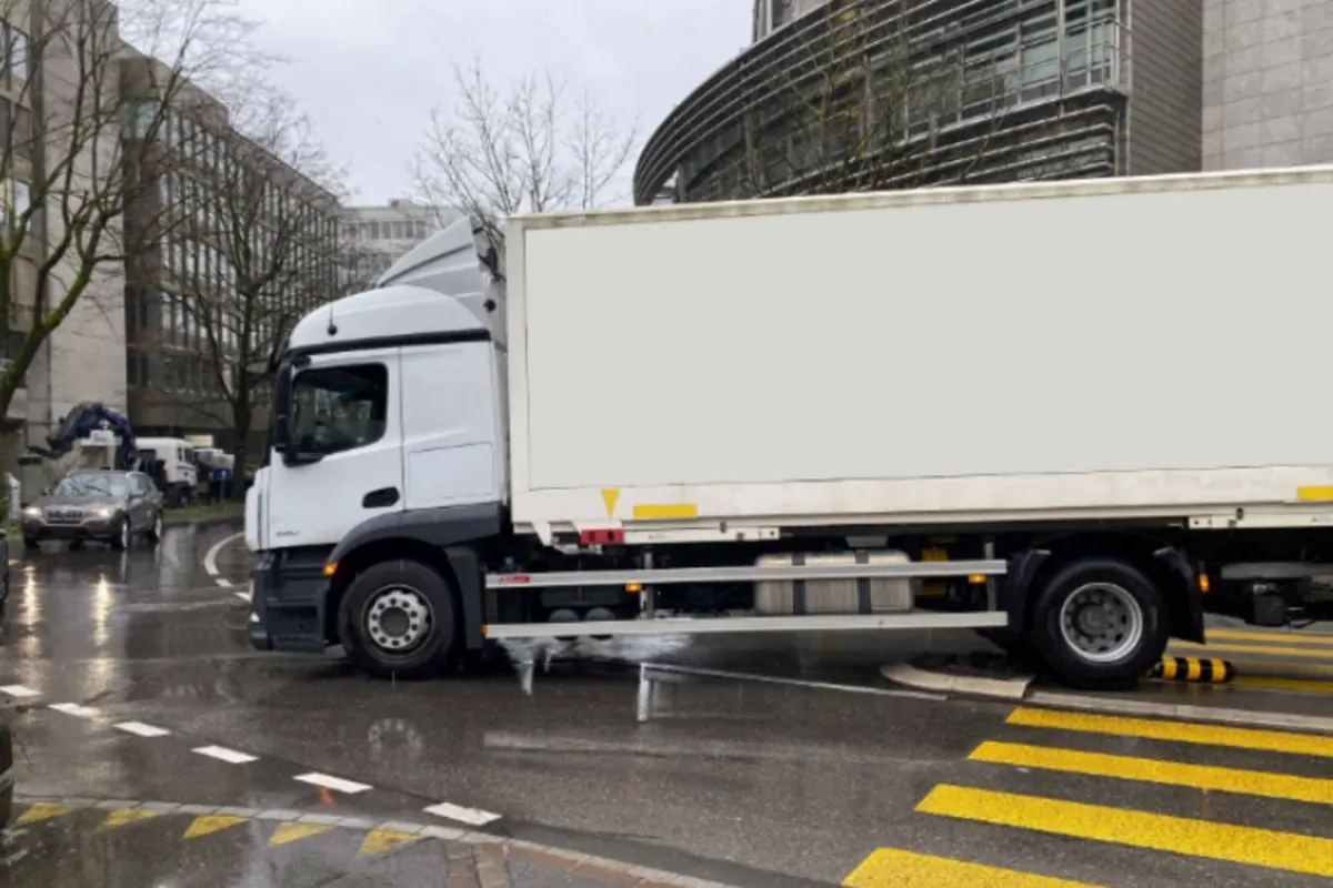 Zug - Lastwagen verunfallt - Verkehrsbehinderungen in der Innenstadt 