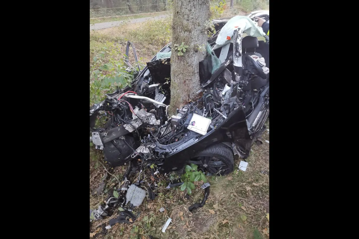 Schwerer Unfall bei Faßberg – Autofahrer kommt von Fahrbahn ab und kracht gegen Baum