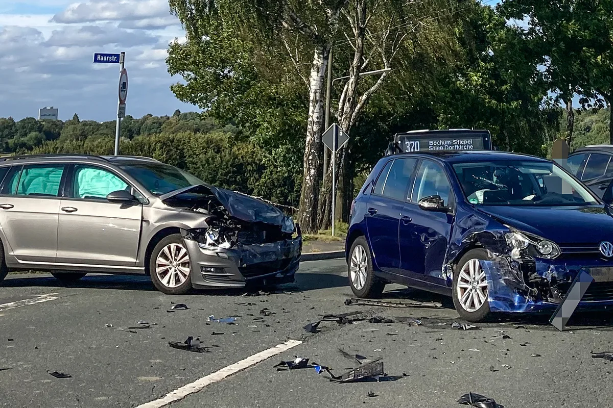 Stiepel NW - Drei Verletzte und hoher Sachschaden nach Unfall 