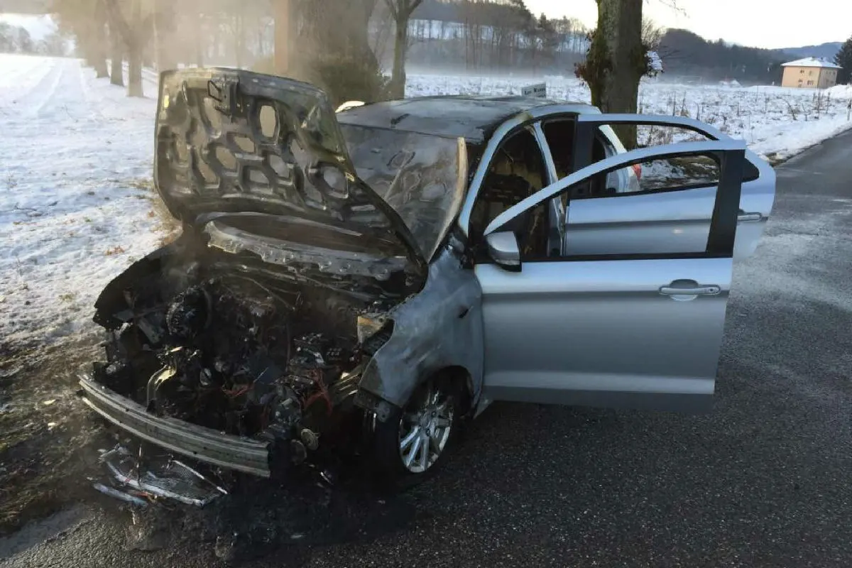 Matran FR - Auto bei Brand vollständig zerstört