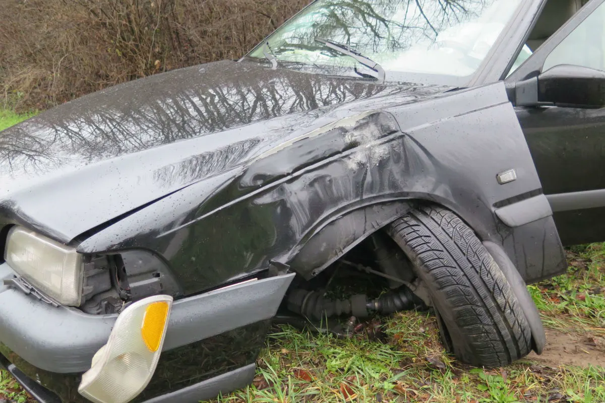Bottmingen BL - Autofahrer prallt gegen Kandelaber