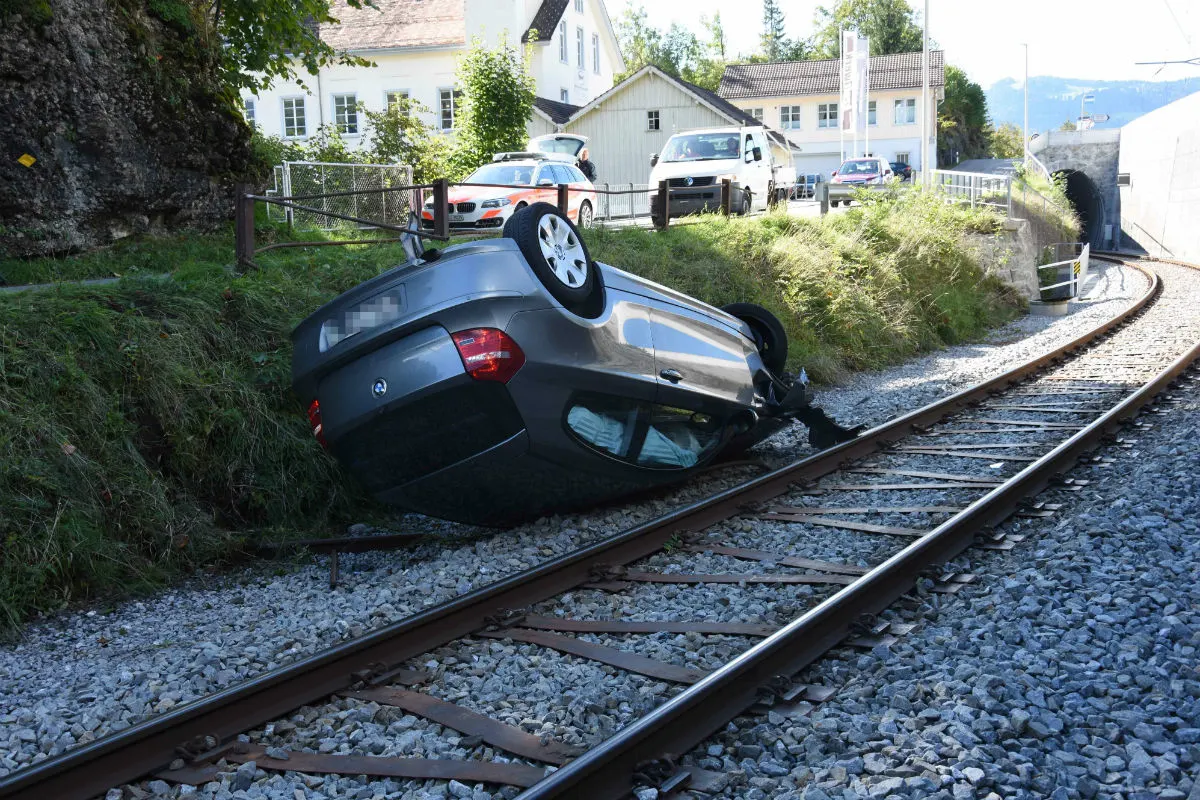 Krummenau SG - Auto landet auf Bahngleisen