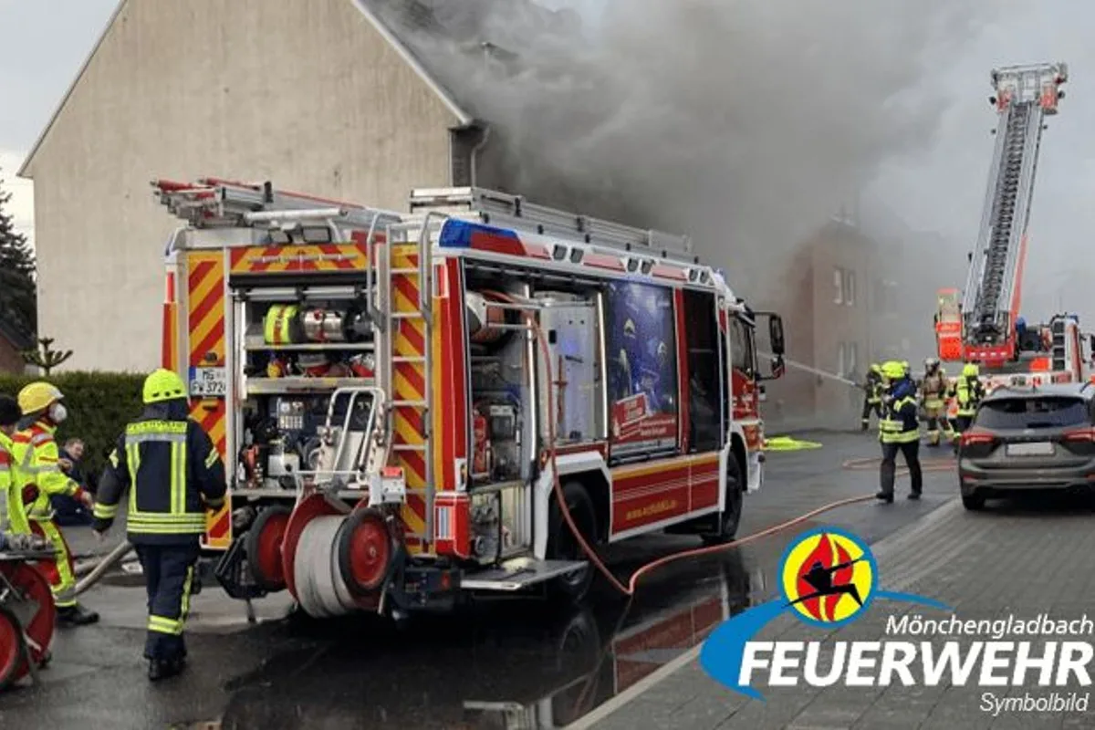 Mönchengladbach - Kunststoffbrand in einer Produktionshalle