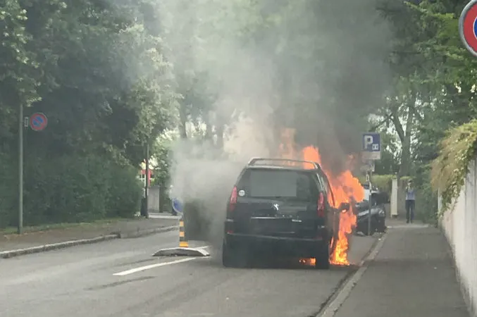 Birsfelden BL - Auto bei Brand komplett zerstört