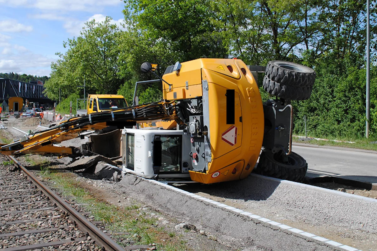 Stadt Schaffhausen – Bagger auf Baustelle umgekippt	