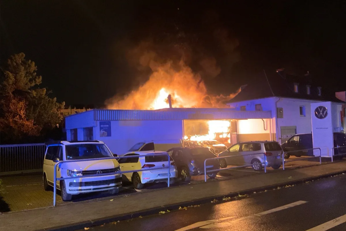 Mülheim an der Ruhr NW – Großbrand in Autowerkstatt