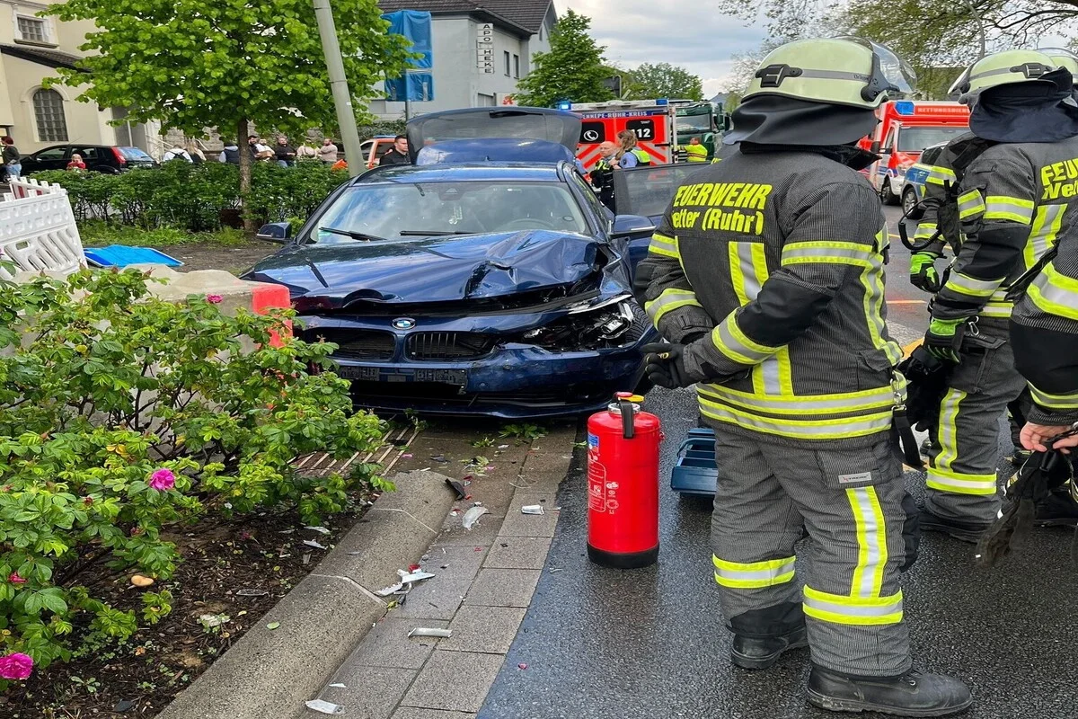 Wetter (Ruhr) - Unfall mit Vollsperrung und scheinbarer Balkonbrand 