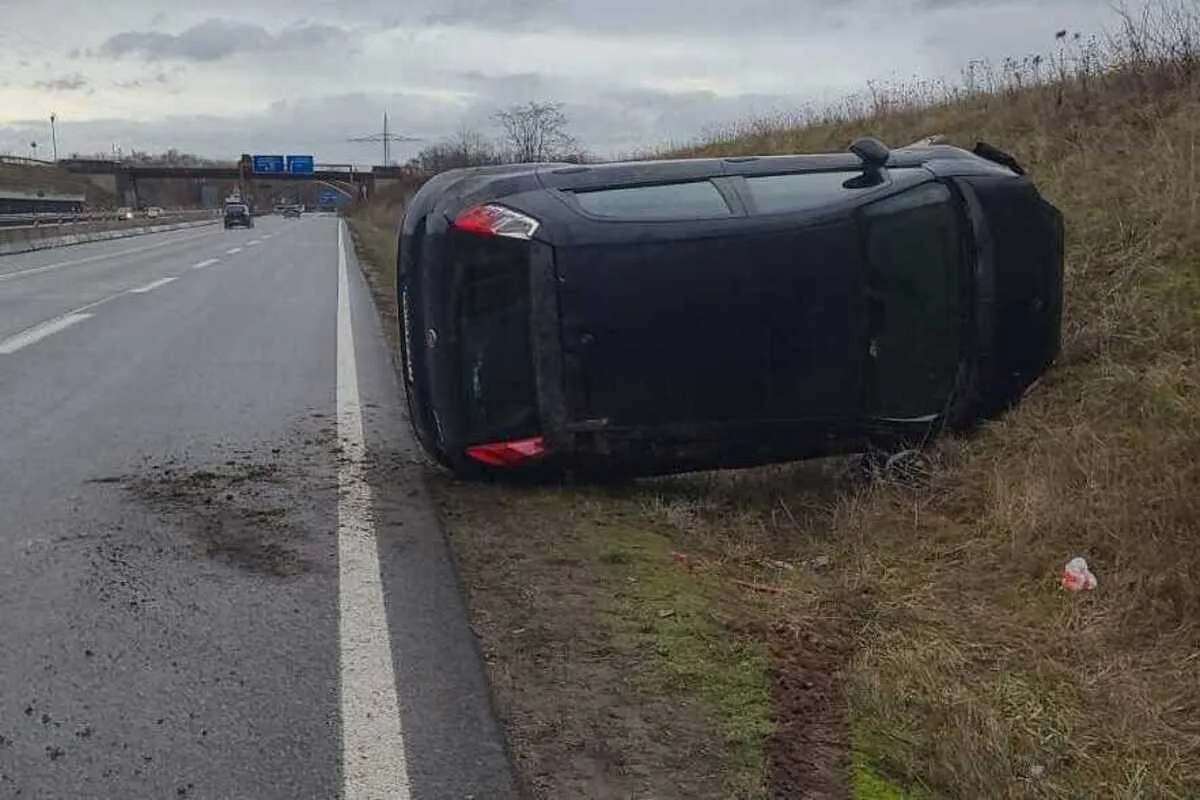 Landau/B10 - Unfall auf regennasser Fahrbahn