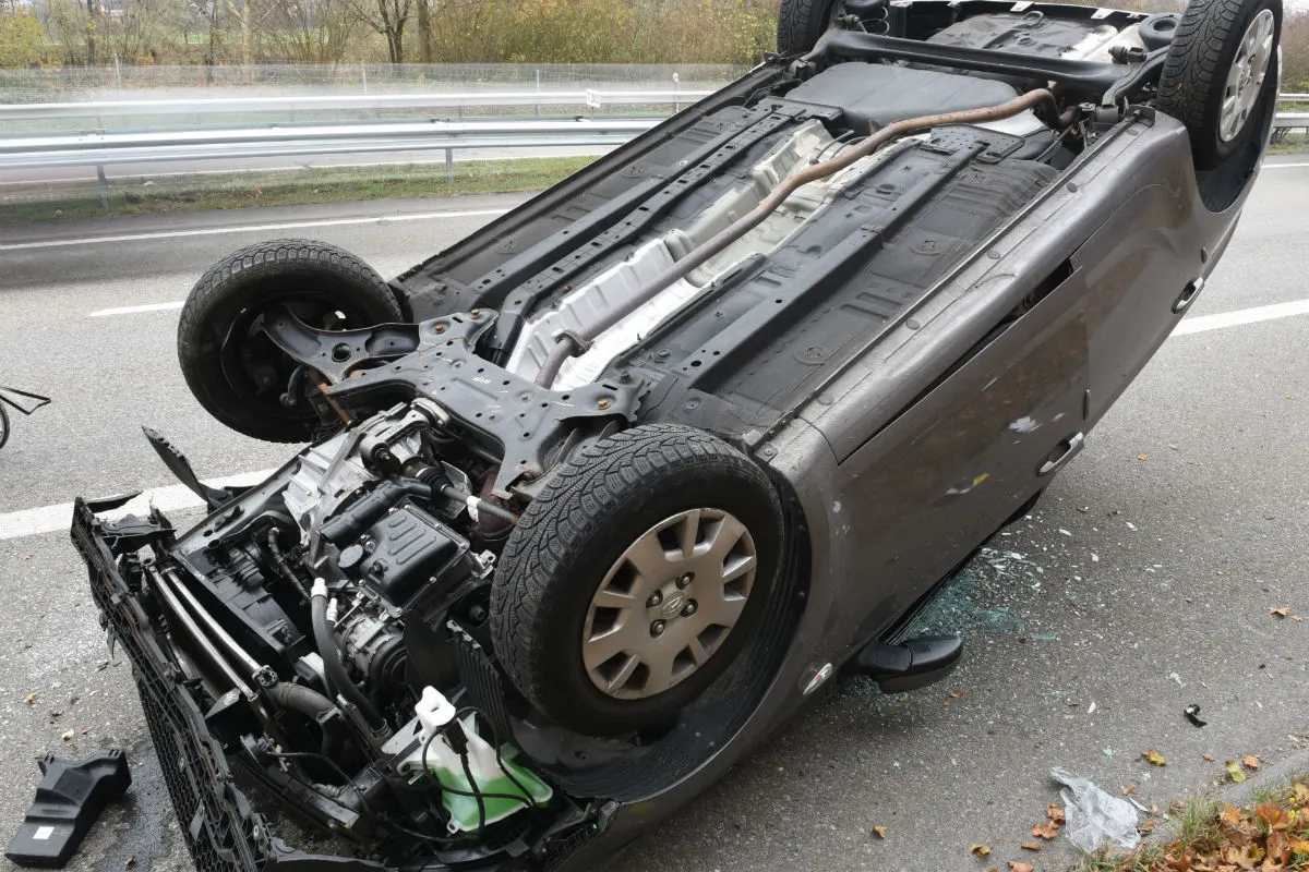 A14/Inwil LU - Auto landet auf dem Dach 