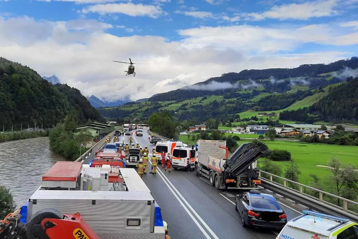 St. Johann im Pongau - Junger Lenker übersieht Stau-Ende - Mehrere Autos in Crash verwickelt