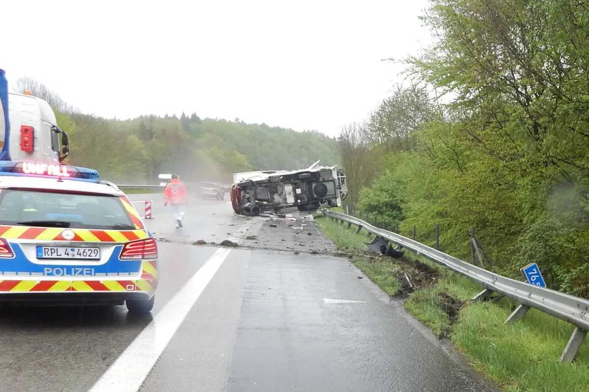 Wohnmobil bei Verkehrsunfall umgestürzt