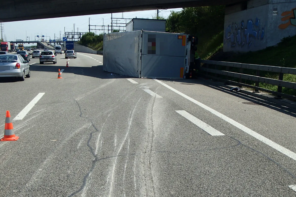 Spreitenbach/A1- Alkohol im Spiel? Lastwagenlenkerin nickt am Steuer ein