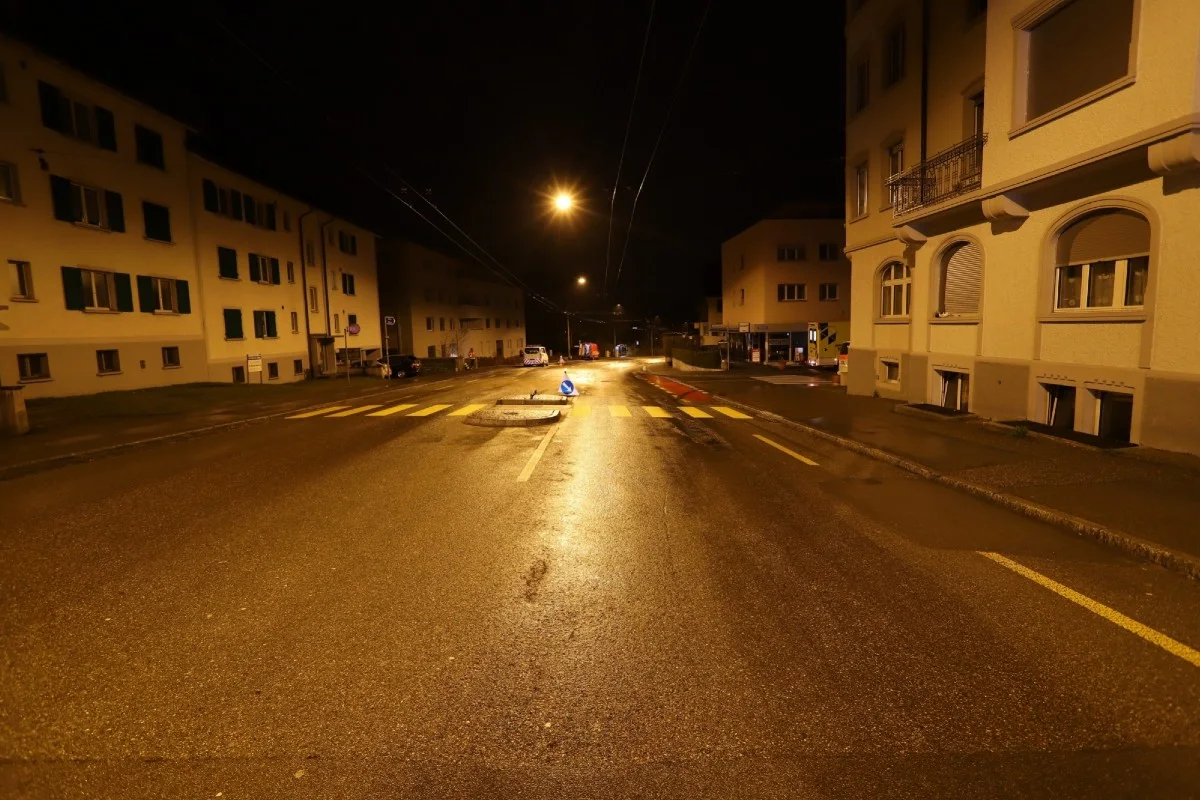 St.Gallen - Heftige Kollision mit Verkehrsteiler! Fahrer verletzt