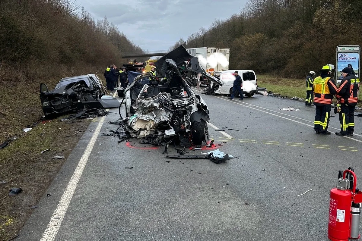 Horn-Bad Meinberg NW - Schwerer Unfall fordert drei Todesopfer 