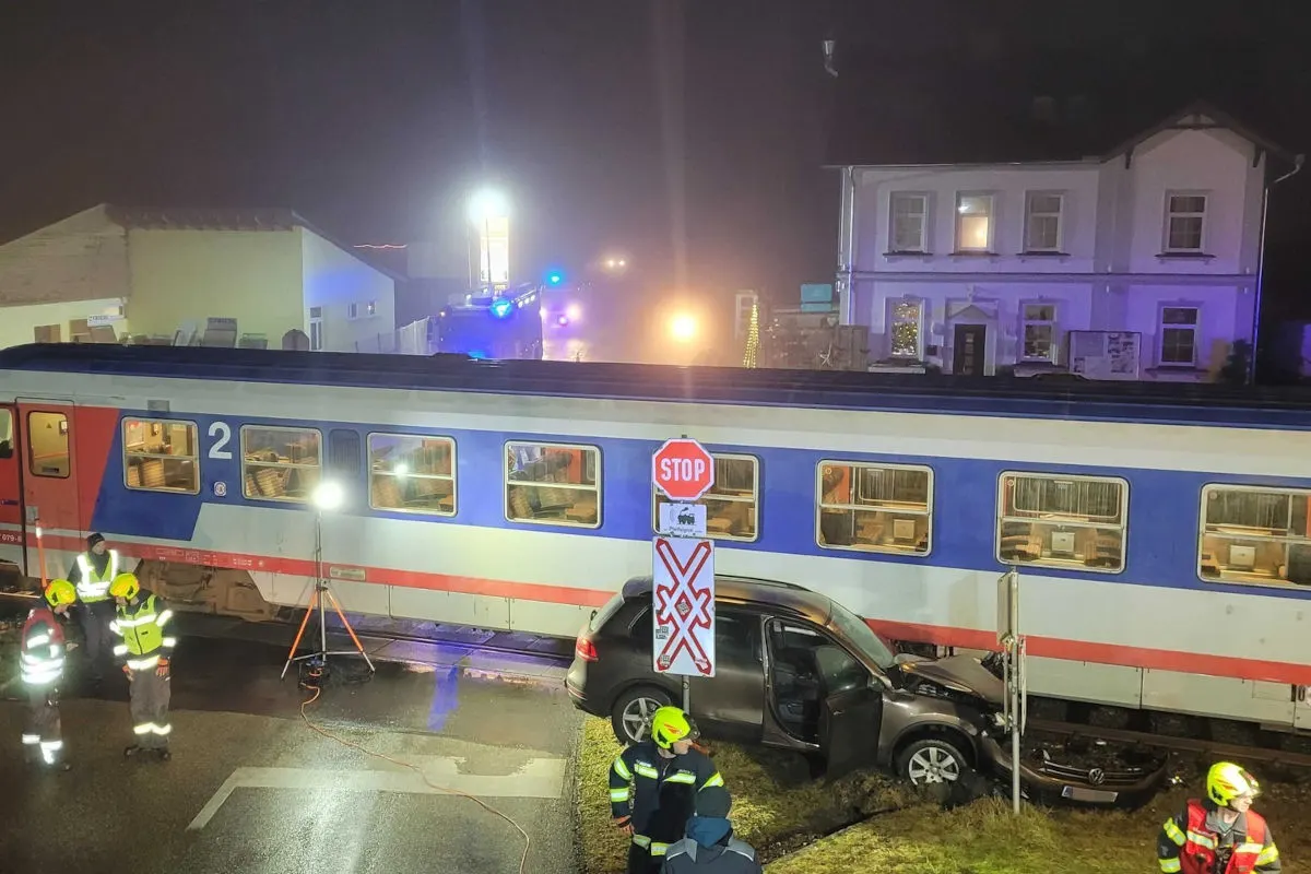 Niederwaldkirchen – Auto von Zug erfasst