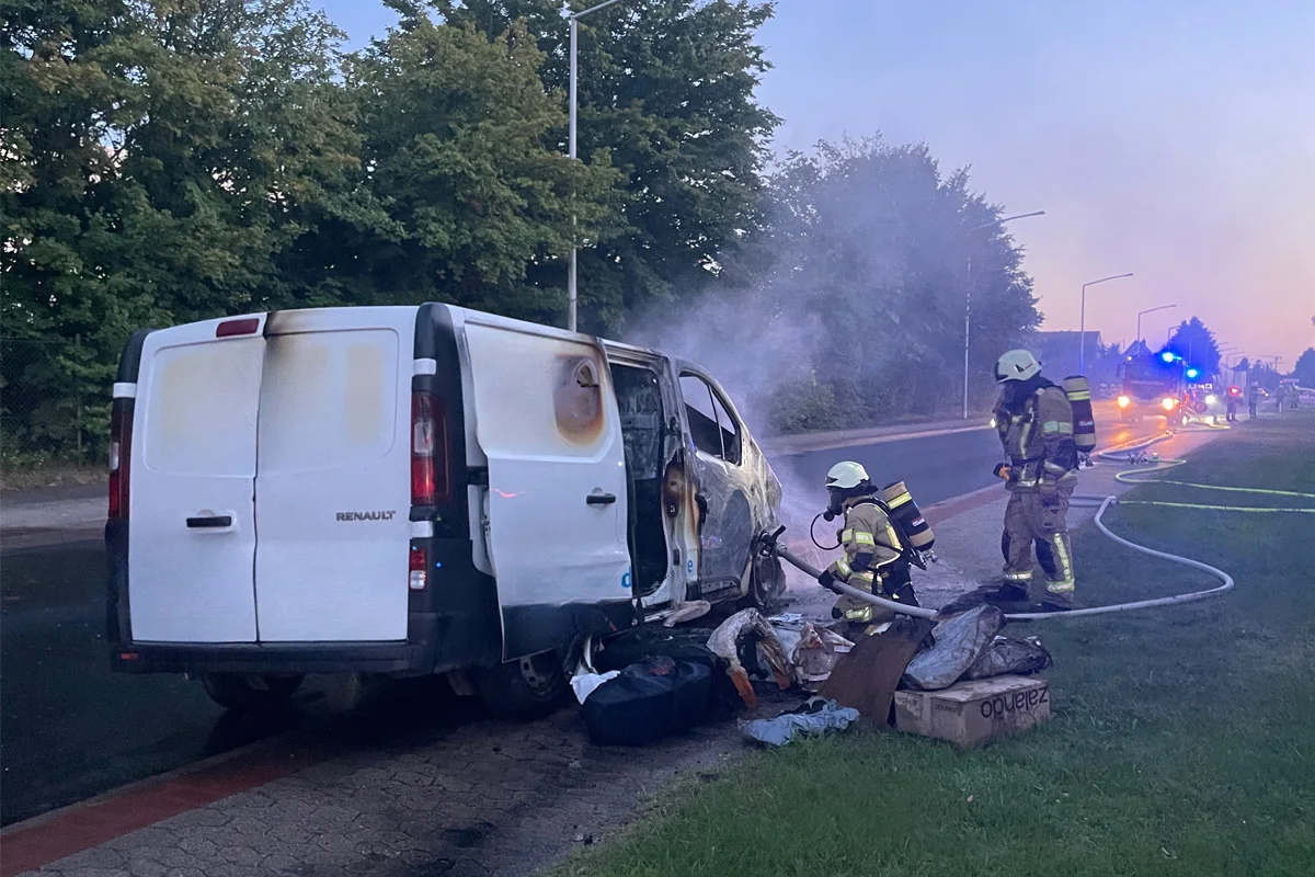 Lehrte NI – Transporter von Paketdienst gerät in Brand