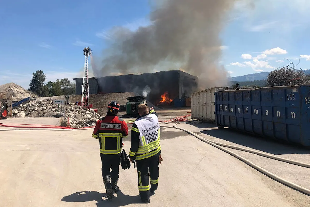 Hauterive FR – Eine Holzverwertungshalle geht in Rauch auf
