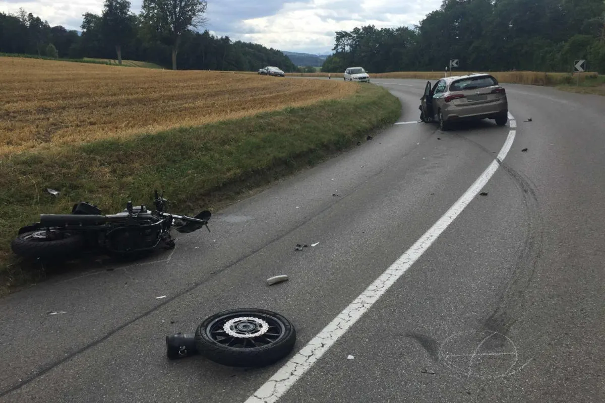 Bürglen FR - Ein Motorradunfall fordert zwei Verletzte