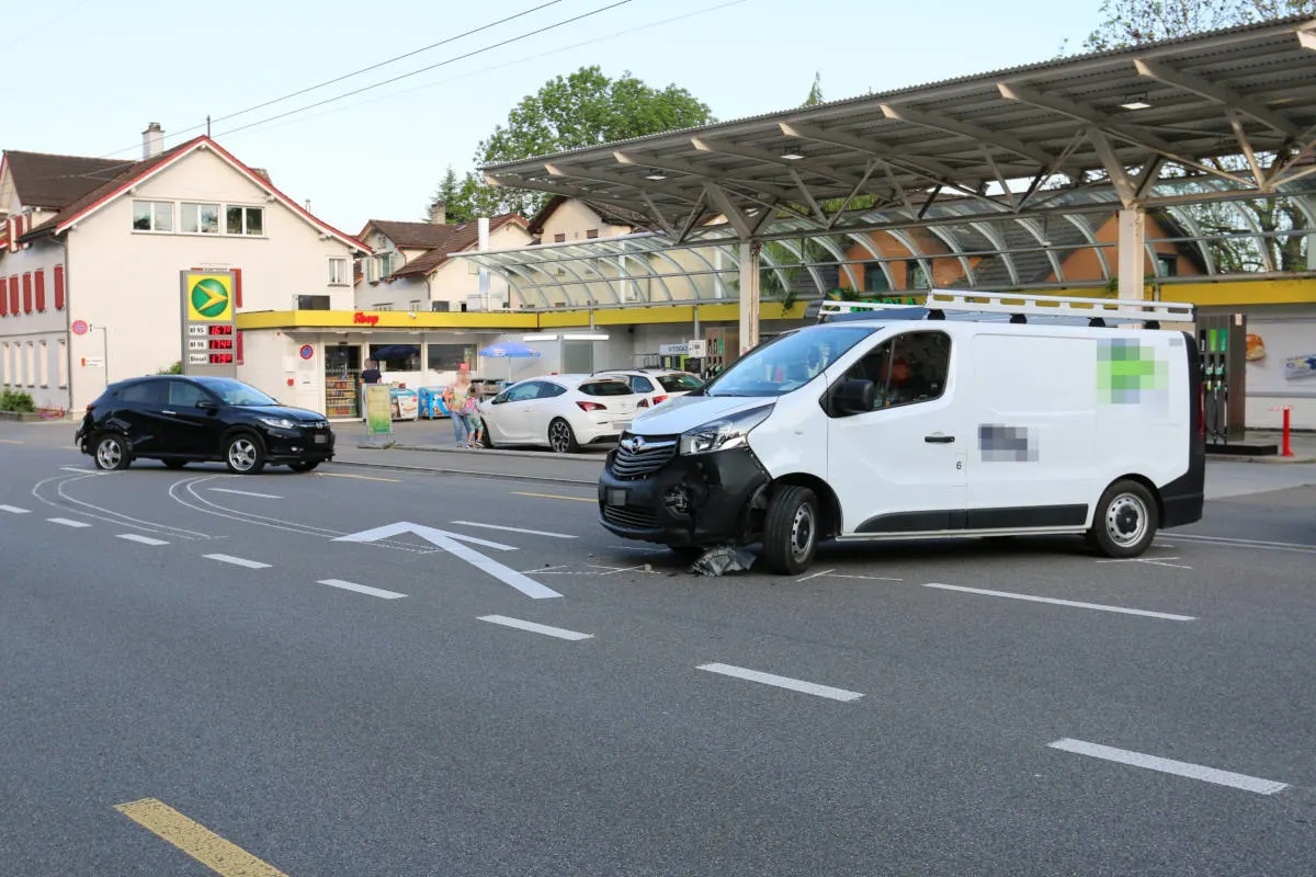 St.Gallen SG - Lieferwagen und Personenwagen kollidieren auf der Zürcher Strasse