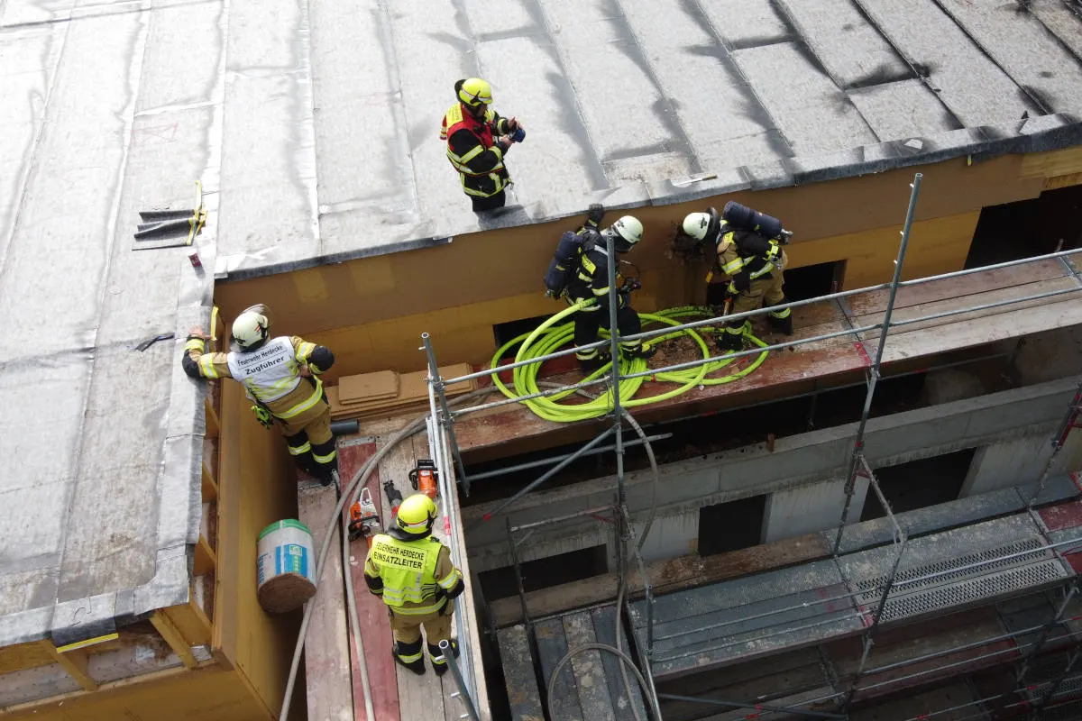 Herdecke – Schwelbrand in Holzflachdach – Brandausbreitung konnte verhindert werden