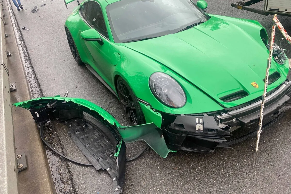 Unfall in Hünenberg ZG – Porsche kracht auf A4 in Leitplanke