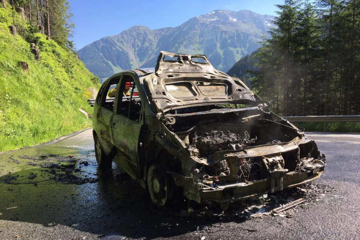 Klosters GR - Fahrzeug komplett ausgebrannt