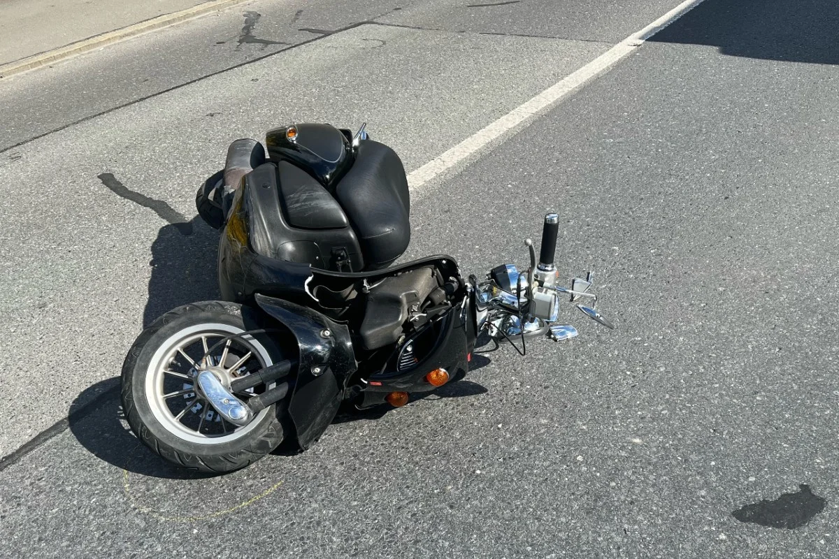 Buchs SG - Rollerfahrer prallt in Auto und verletzt sich leicht