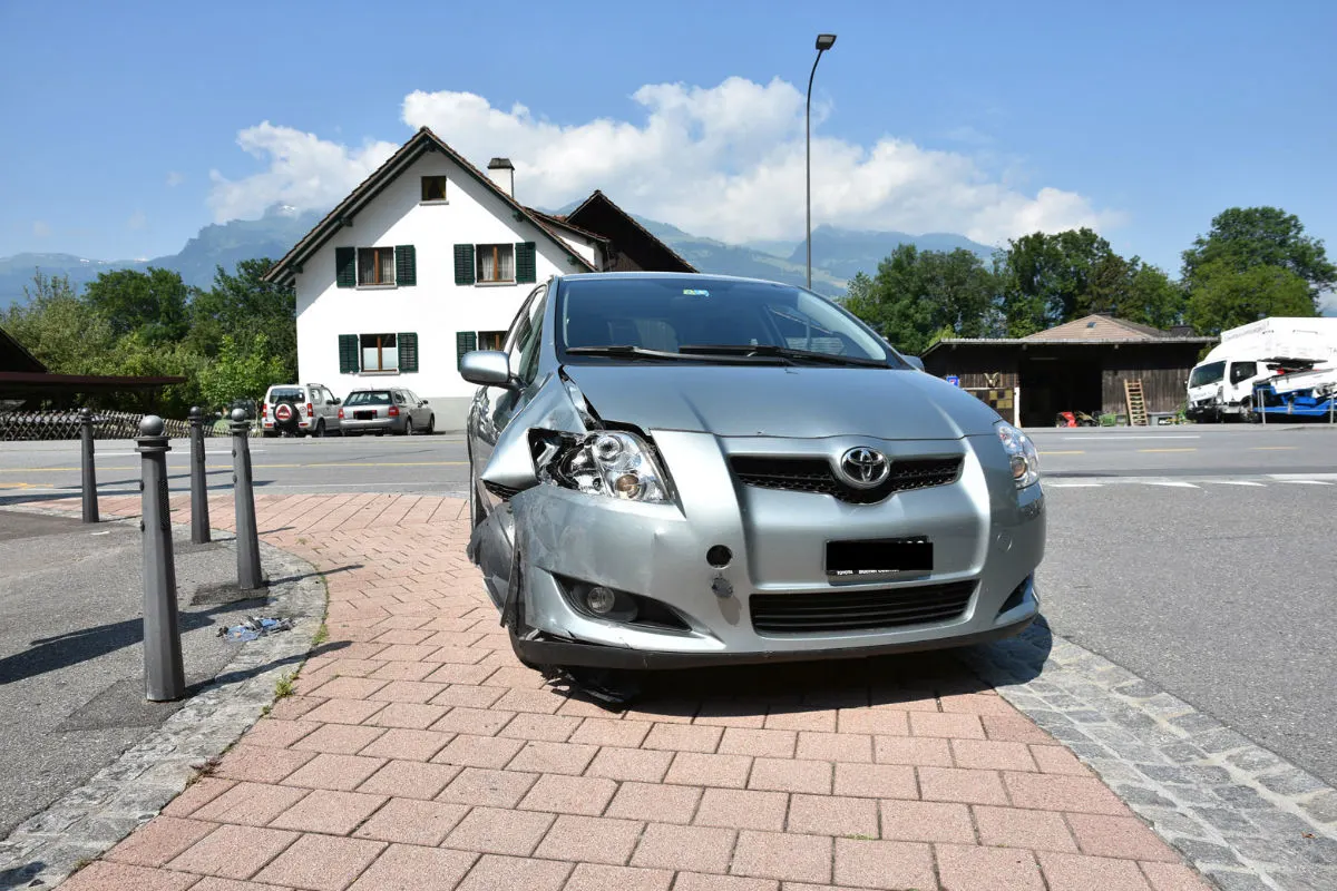 Vaduz/Eschen FL - Mit Eisenpfosten und Steinpoller kollidiert