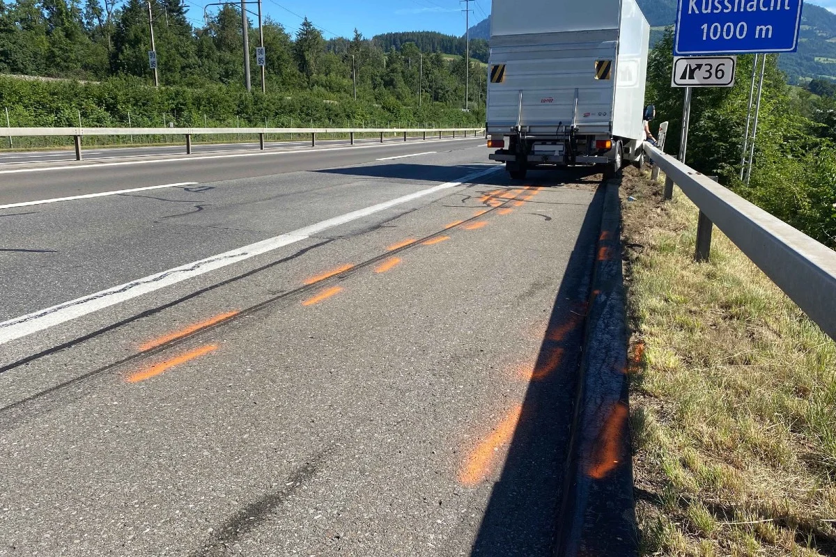 Küssnacht (SZ) - Auffahrunfall endet in Leitplanke