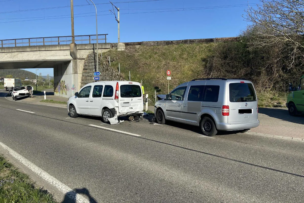 Böckten BL – Auffahrkollision mit drei beteiligten Personenwagen