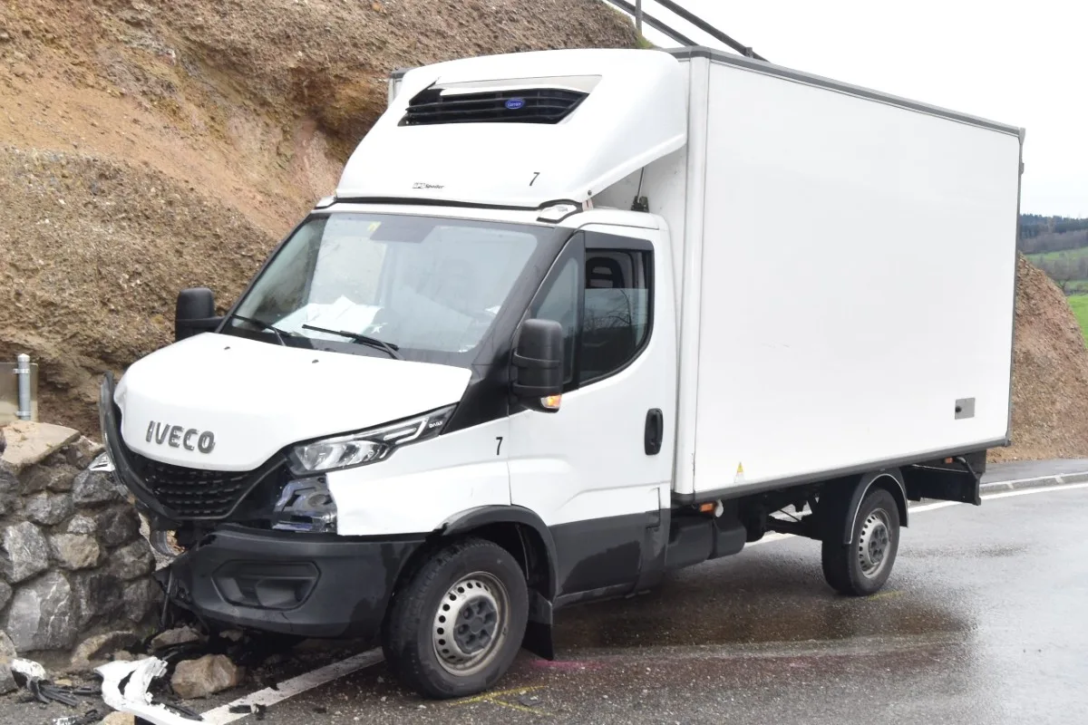 Herisau AR - Selbstunfall mit Lieferwagen endet mit grossem Sachschaden