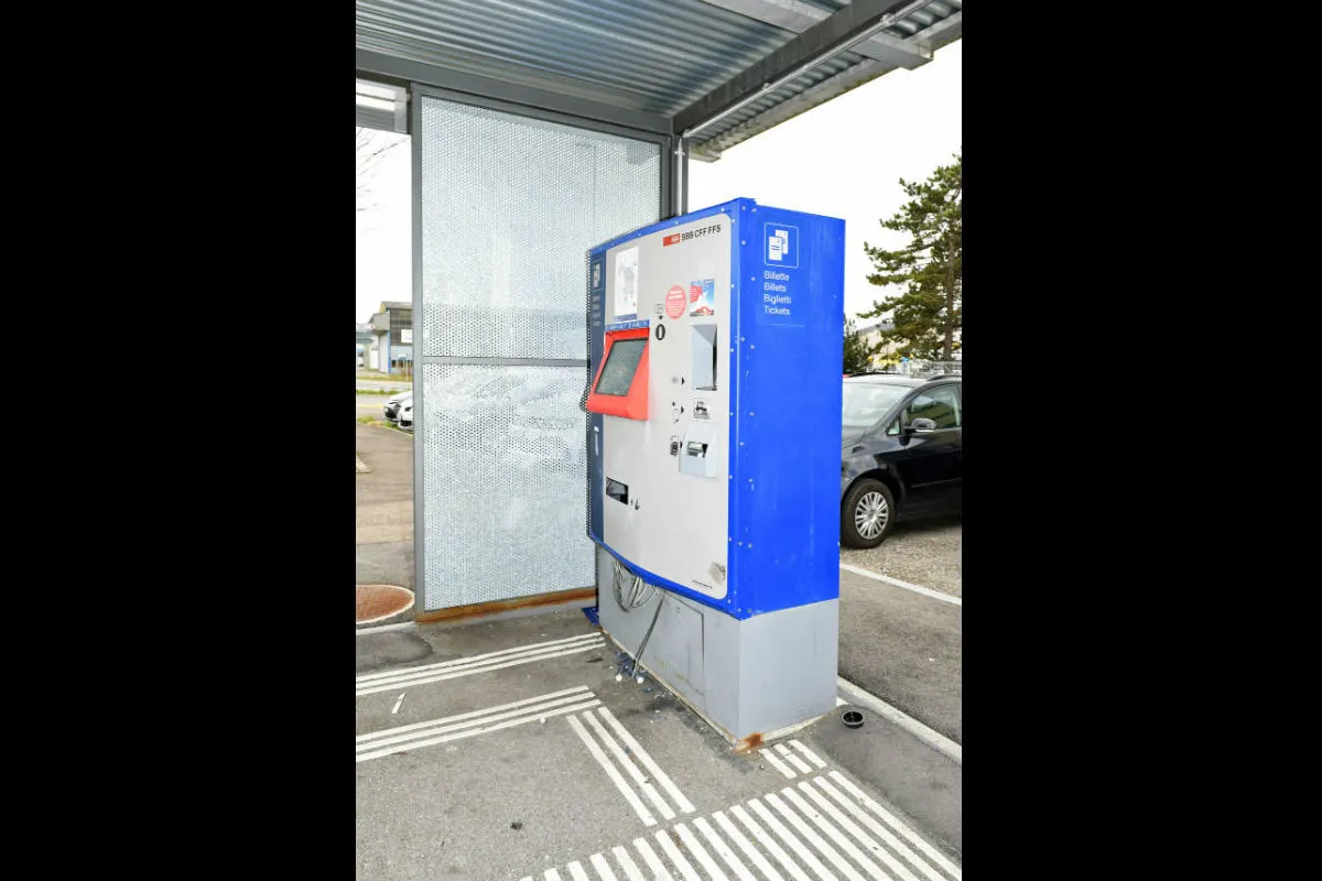 Schaffhausen SH - Unbekannte sprengen Billetteautomaten - Zeugenaufruf