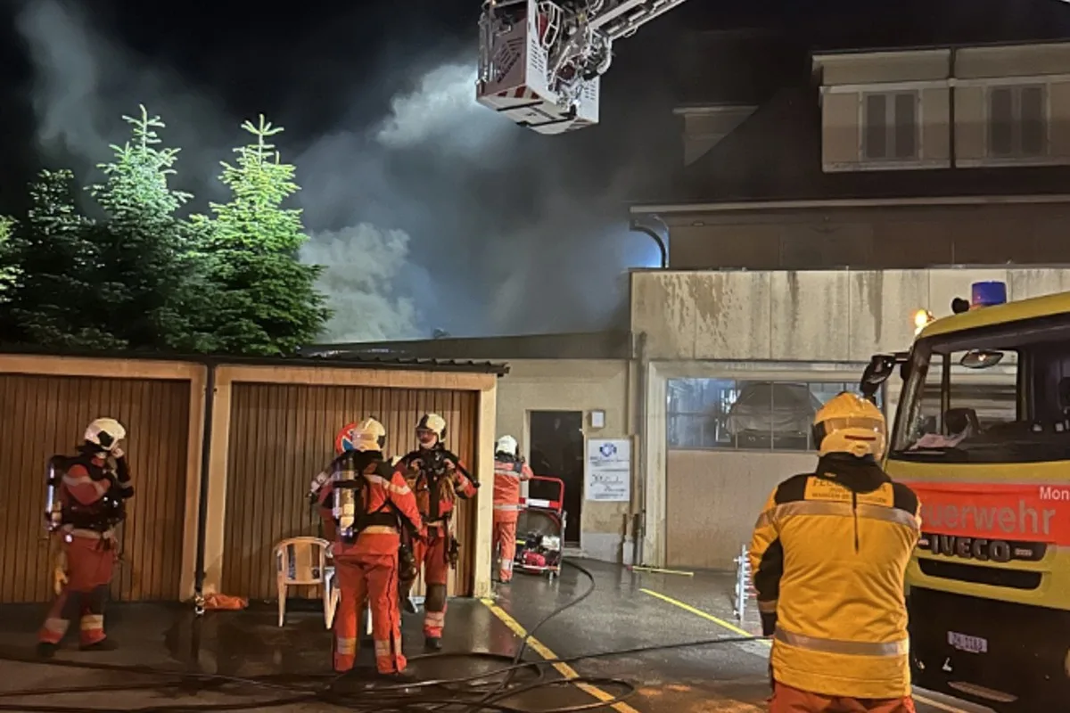 Dübendorf ZH - Bettlistrasse musste wegen Hausbrand gesperrt werden