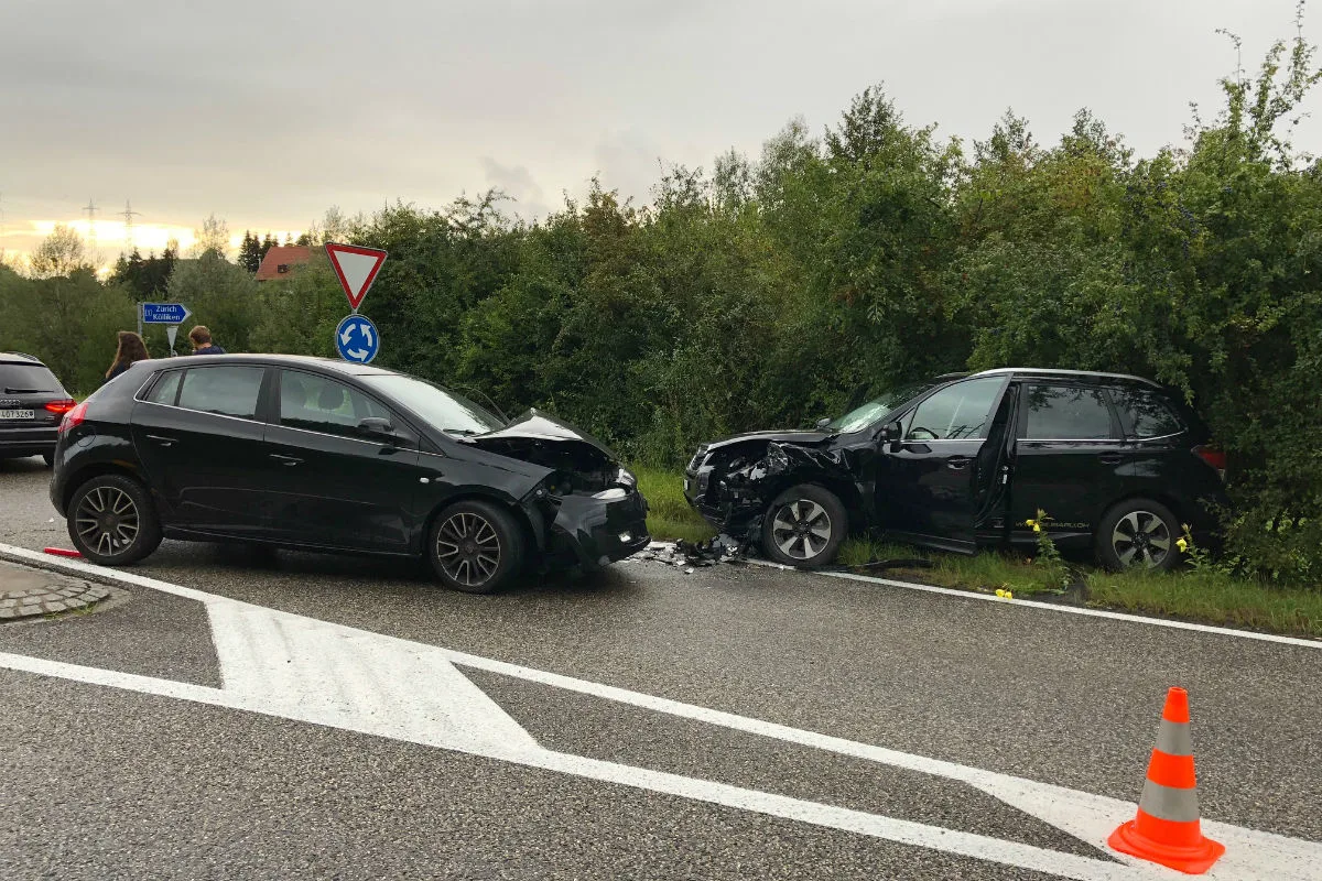 Safenwil AG - Neulenker verursacht Frontalkollision