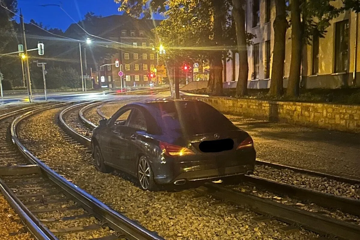 Erfurt - Alkoholisierter Autofahrer versucht auf Gleisen zu fahren