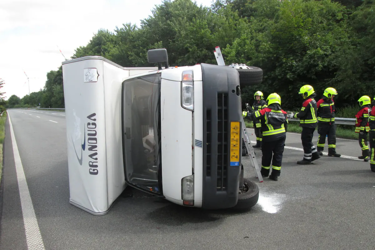 A28 Hatten – Wohnmobil kippt nach Reifenplatzer um