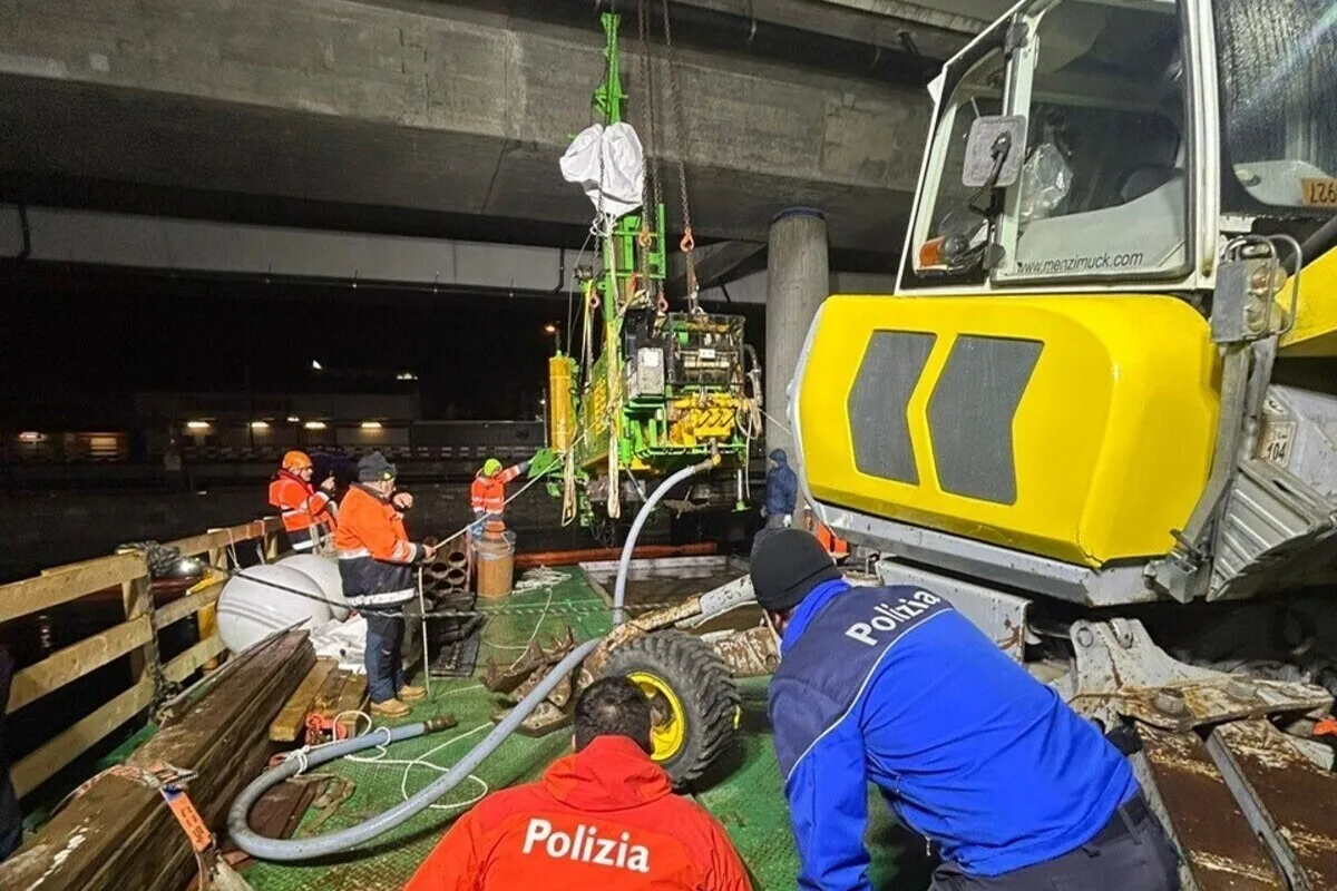 Melide TI – Versunkene Arbeitsmaschine wurde geborgen